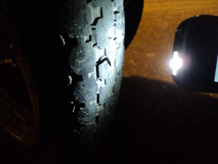 ... chiếc đinh đã được "cải tiến" để "hạ gục" bất cứ loại lốp xe nào