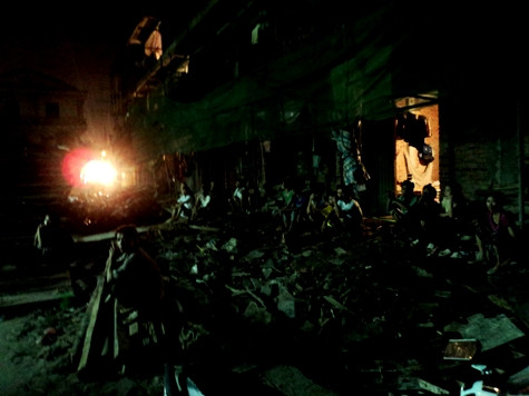 Nhiều người dân hiếu kỳ đã đến xem phía dưới sân của tòa nhà Nhiều người dân hiếu kỳ đã đến xem phía dưới sân của tòa nhà