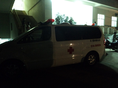 Cho đến khoảng 23h cùng ngày, thi thể người phụ nữ này mới được chuyển đi Cho đến khoảng 23h cùng ngày, thi thể người phụ nữ này mới được chuyển đi