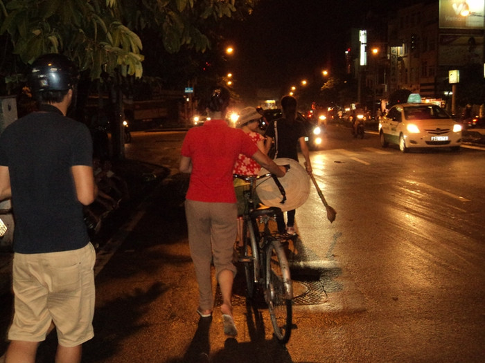 Nhóm người dân này vẫn tiếp tục đi thu nhặt dù đã muộn