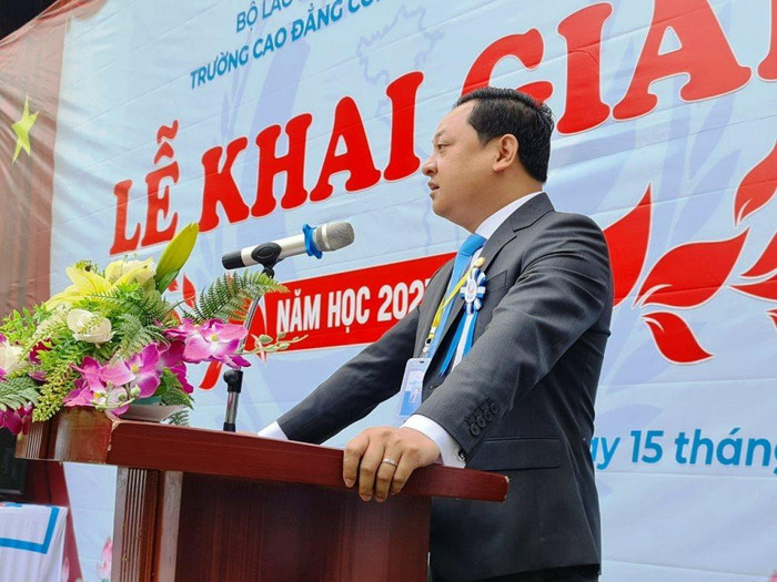 Thạc sĩ Nguyễn Văn Tuấn - Hiệu trưởng Trường Cao đẳng Công nghệ Y - Dược Việt Nam chia sẻ về kế hoạch phát triển nhà trường với các tân sinh viên trong ngày khai giảng. Ảnh: AN Thạc sĩ Nguyễn Văn Tuấn - Hiệu trưởng Trường Cao đẳng Công nghệ Y - Dược Việt Nam chia sẻ về kế hoạch phát triển nhà trường với các tân sinh viên trong ngày khai giảng. Ảnh: AN