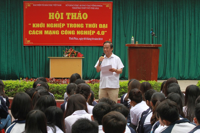 Giáo sư Nguyễn Lân Dũng nói chuyện về "Khỏi nghiệp trong thời đại cách mạng công nghiệp 4.0" với học sinh trường Trung học Phổ Thông Võ Thị Sáu (ảnh Trinh Phúc). Giáo sư Nguyễn Lân Dũng nói chuyện về "Khỏi nghiệp trong thời đại cách mạng công nghiệp 4.0" với học sinh trường Trung học Phổ Thông Võ Thị Sáu (ảnh Trinh Phúc).