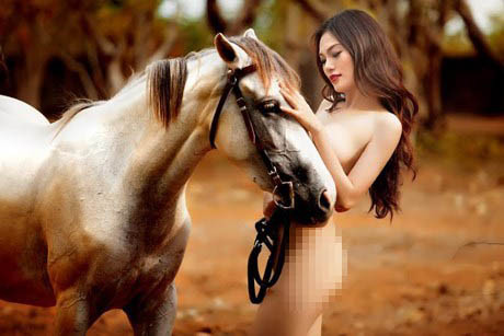 Loạt ảnh Cao Thùy Linh nude bên ngựa nhằm khẳng định con đường riêng của mình khi cùng ekip thực hiện một concept chụp hình nude vô cùng táo bạo, nhưng ngoài những ý kiến tích cực, cô cũng bị dư luận "ném đá" cho hành động này. Loạt ảnh Cao Thùy Linh nude bên ngựa nhằm khẳng định con đường riêng của mình khi cùng ekip thực hiện một concept chụp hình nude vô cùng táo bạo, nhưng ngoài những ý kiến tích cực, cô cũng bị dư luận "ném đá" cho hành động này.