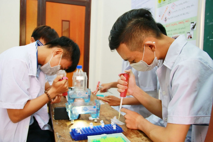 Sinh viên Trường Đại học An Giang, Đại học Quốc gia Thành phố Hồ Chí Minh trong giờ học (Ảnh: NVCC). Sinh-vien-AGU-trong-gio--thuc-hanh-thi-nghiem.jpg