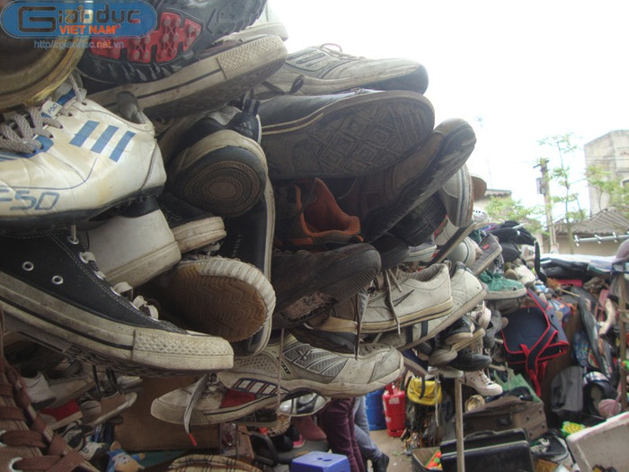 Giầy được treo lủng lẳng trong cửa hàng.