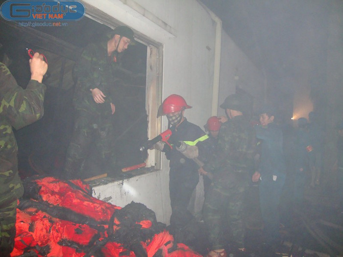 Toàn là đồ dễ bén lửa nên ngọn lửa khó kiểm soát. Toàn là đồ dễ bén lửa nên ngọn lửa khó kiểm soát.