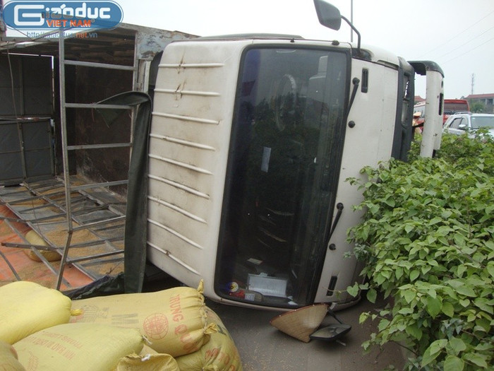 chiếc nón mà nạn nhân đội trước khi bị xe tải đè chết.