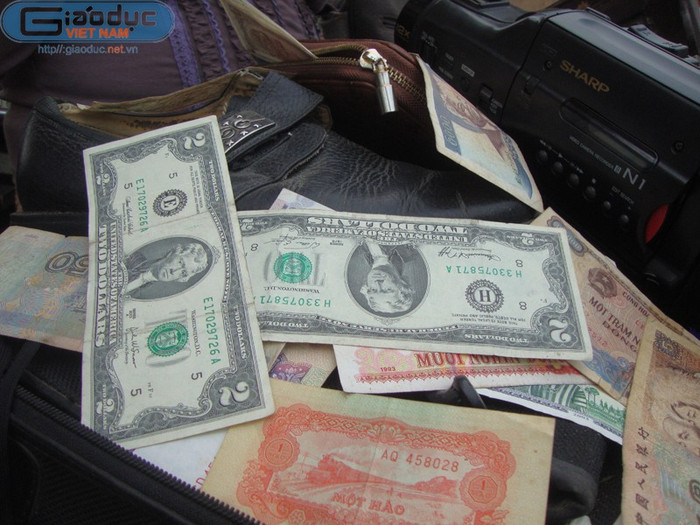 Những đồng tiền mà người bán để lại trong những túi sách, hay túi quần áo được bà Mỹ phát hiện qua thời gian.