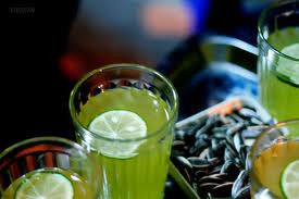 Trà đá, trà chanh vỉa hè và 1 vài đĩa hướng dương, từ lâu đã trở thành "mốt" của nhiều bạn trẻ trong những buổi gặp nhau tán gẫu. Trà đá, trà chanh vỉa hè và 1 vài đĩa hướng dương, từ lâu đã trở thành "mốt" của nhiều bạn trẻ trong những buổi gặp nhau tán gẫu.