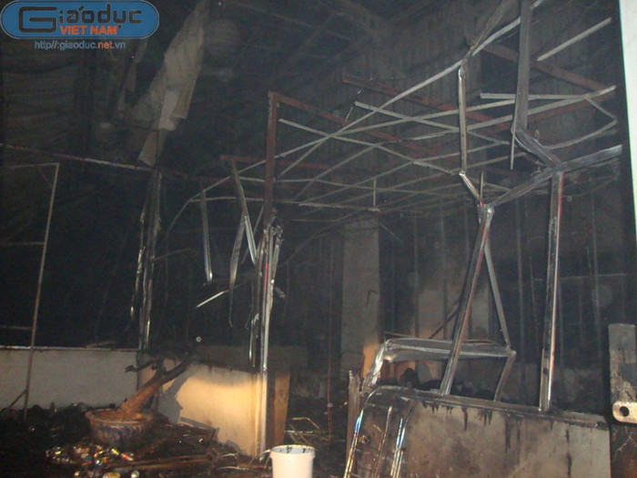 Bên trong khu nhà xưởng, chỉ còn lại bộ khung. Bên trong khu nhà xưởng, chỉ còn lại bộ khung.