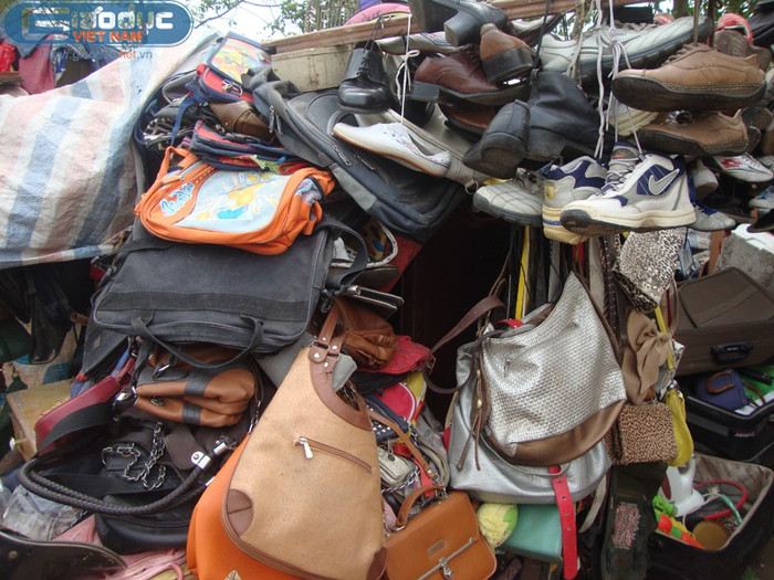 Gọi là hàng đồ cũ nhưng nhiều đồ vật vẫn còn dùng được tốt, theo lời bà Mỹ.