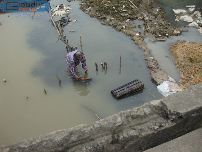 Người dân vớt nguyên liệu trong cái rét căm căm. Người dân vớt nguyên liệu trong cái rét căm căm.