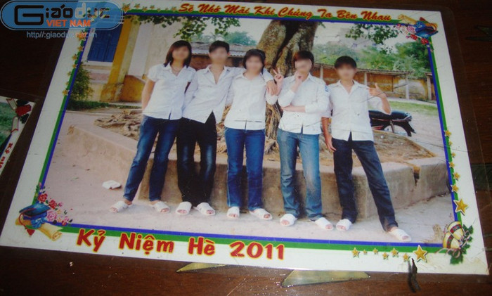 Hình ảnh Hằng chụp lưu niệm khi tốt nghiệp cấp II (tóc ngắn ngang vai từ trái qua phải). Hình ảnh Hằng chụp lưu niệm khi tốt nghiệp cấp II (tóc ngắn ngang vai từ trái qua phải).