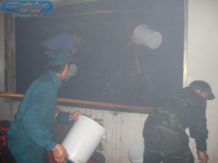 Người tham gia cức hỏa đã phải đổ nước lên người cháy bị bén lửa lên quần áo. Người tham gia cức hỏa đã phải đổ nước lên người cháy bị bén lửa lên quần áo.