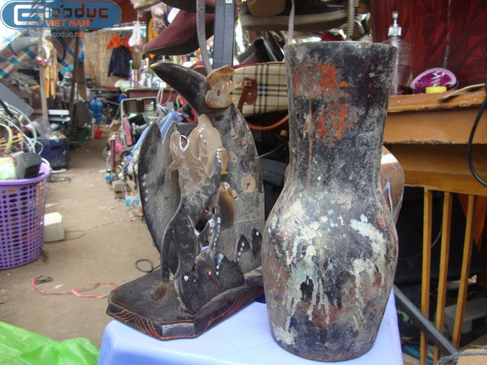 Hai đồ vật này bà Mỹ mua lại của người đi buôn đồng nát với giá 30 nghìn đồng.