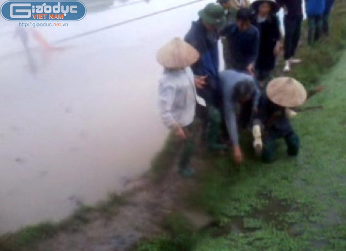 Một số người dân ngăn cản việc chia ruộng, họ nhổ cọc cắm mốc. (hình ảnh từ clip do người dân cung cấp)