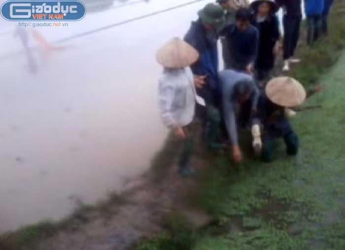 Một số người dân ngăn cản việc chia ruộng, họ nhổ cọc cắm mốc. (hình ảnh từ clip do người dân cung cấp)