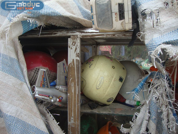 Những chếc mũ bảo hiểm cũ, bà cũng mua để bán nhưng có lẽ không khách hàng nào mò tới.