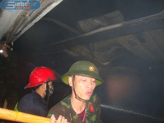 Nỗ lực hết mình trong khói và mùi khét lẹt. Nỗ lực hết mình trong khói và mùi khét lẹt.