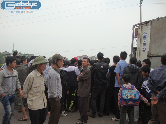 Người phụ nữ xấu số đã bị chiếc xe tải đè lên, chết ngay tại chỗ.