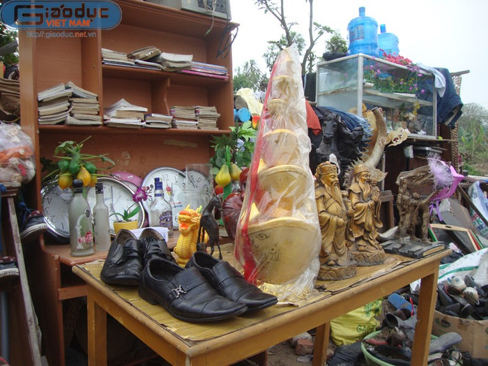 Chủ cửa hàng là một người phụ nữ có tên Mỹ, cửa hàng nằm ngay ven đường đi vào xã Trung Văn, huyện Từ Liêm - Hà Nội.