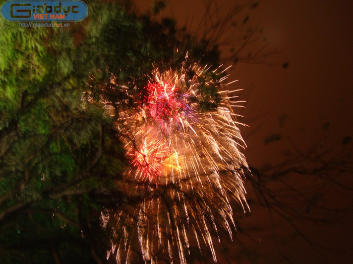 Sau giao thừa người dân Hà Nội bỏ lai những tờ báo vừa giúp họ tránh mởi chân, lấm bẩn.