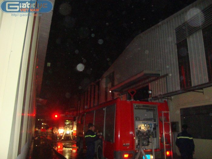 Ngay sau khi vụ hỏa hoạn xảy ra, cảnh sát PCCC đã huy động hàng trăn chiến sĩ cùng hàng chục xe cứu hỏa đến để dập tắt ngọn lửa. Ngay sau khi vụ hỏa hoạn xảy ra, cảnh sát PCCC đã huy động hàng trăn chiến sĩ cùng hàng chục xe cứu hỏa đến để dập tắt ngọn lửa.