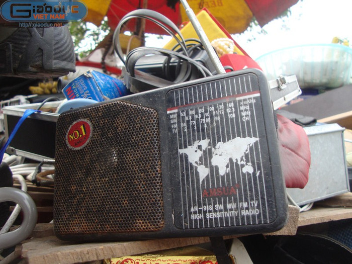 Một chiếc đài Cassette cũ không biết còn dùng được không, nhưng bà vẫn mua và trưng bày trong cửa hàng.