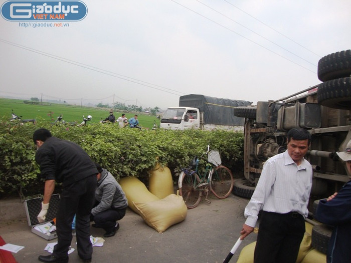 Lực lượng chức năng khám nghiệm hiện trường.