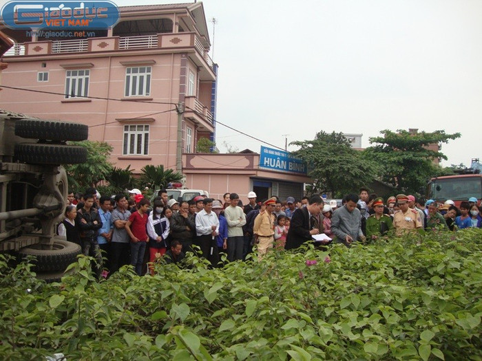 Lực lượng công an đã phong tỏa hiện trường, tìm cách đưa nạn nhân ra ngoài, đồng thời tiến hành khám nghiệm hiện trường.