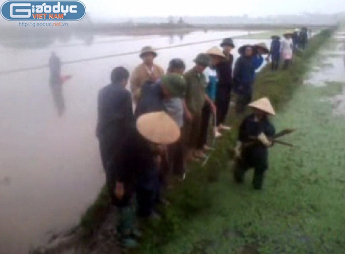 Hình ảnh một số người dân và tiểu ban chia ruộng làm việc vào chiều ngày 27/2.(Hình ảnh cắt từ clip do người dân cung cấp).