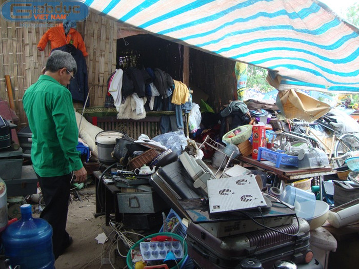 Một vị khách đang cố tìm cho mình một món hàng trong đống lộn xộn.