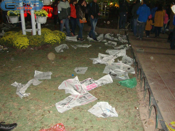 Người dân khi ra về họ quên mất mình đã bở lại những gì đằng sau.