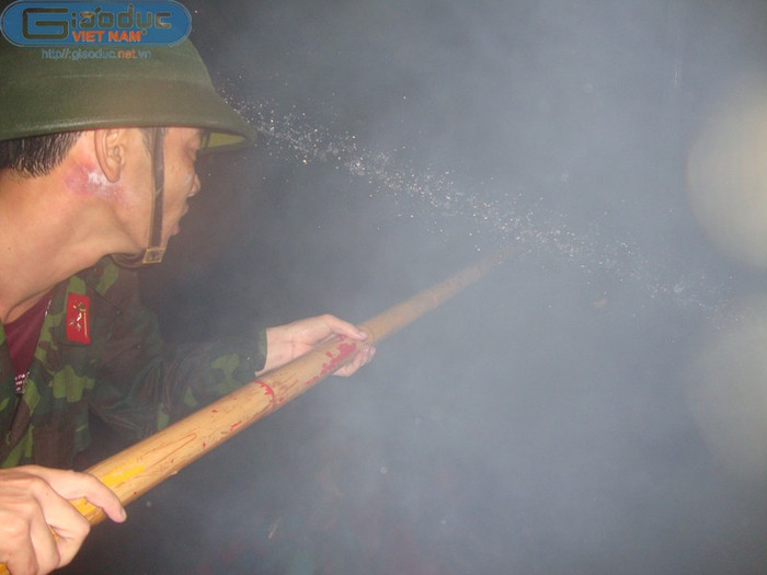 Một vết thương hiện lên trên khuôn mặt của anh bộ đội trong quá trình dập lửa. Một vết thương hiện lên trên khuôn mặt của anh bộ đội trong quá trình dập lửa.