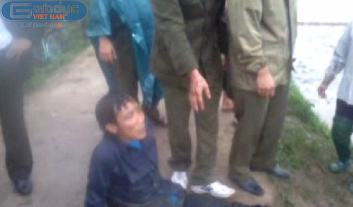 Ông Bẩy, người đươc cho là bị công an xã dùng dùi cui điện hành hưng. (Hình ảnh từ clip)