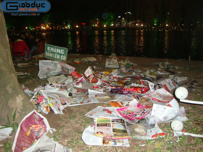 Người dân tụ tập ngay trên những bãi cỏ, rồi bỏ lại đó...