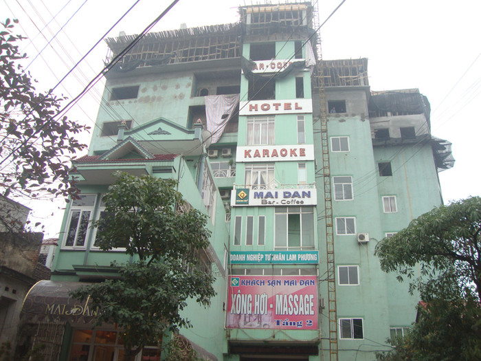 Khách sạn Mai Đan đang được cơi nới. Khách sạn Mai Đan đang được cơi nới.