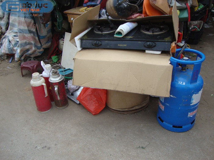 Ngay cả những chiếc bếp ga cũ, rồi phích nước đã qua sử dụng cũng được bà thu mua từ rất nhiều nguồn khác nhau, chủ yếu là qua "kênh" đồng nát.
