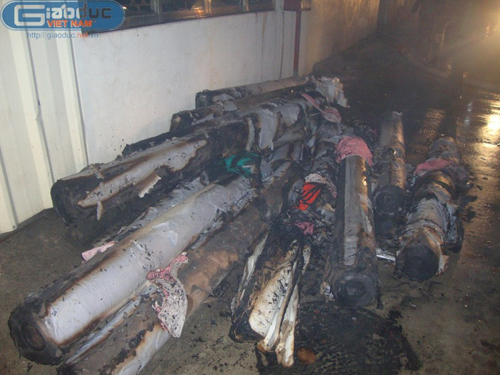 Hàng đống cuộn vải bị cháy dở. Hàng đống cuộn vải bị cháy dở.