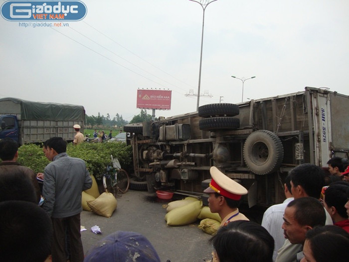 Chiếc xe đạp của nạn nhân được lấy ra khỏi gầm ô tô.