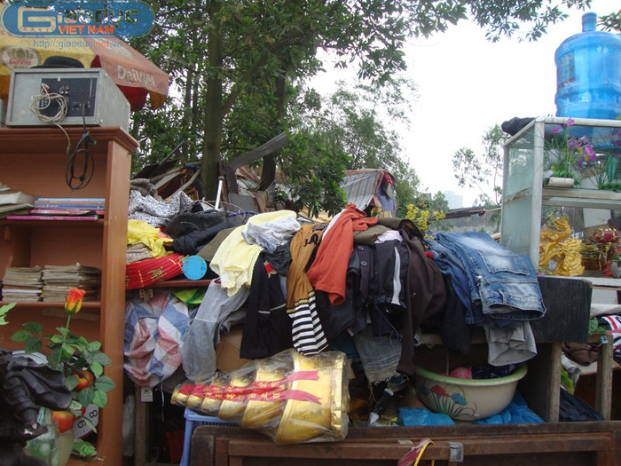 Trong 'cửa hàng' cửa bà không thiếu bắt cứ một thứ gì, từ quần áo giầy dép, cho đến những đồ gia dựng.