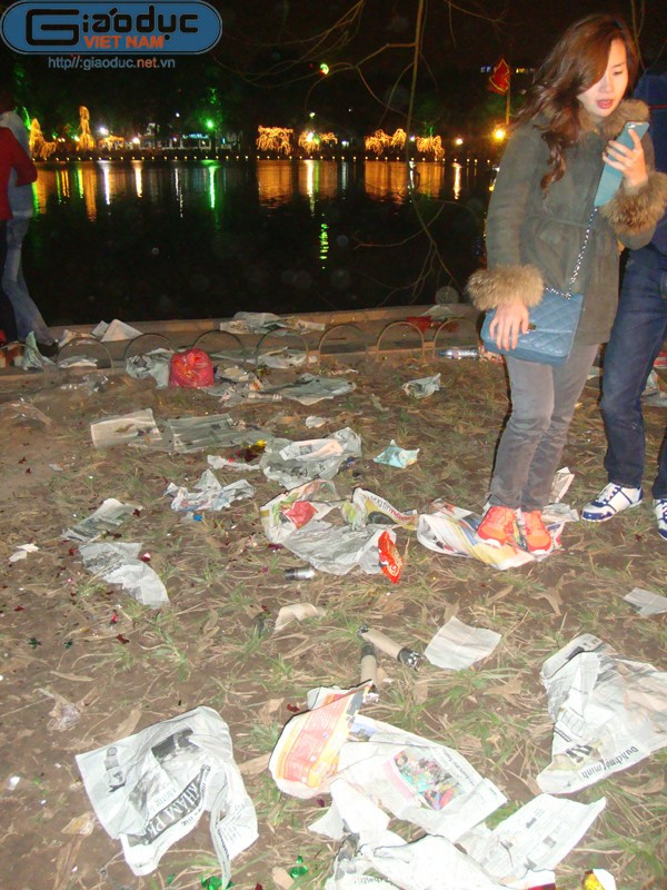 Những bạn trẻ mải mê với tạo dáng chụp hình mà quên đi dưới chân mình là một bãi rác thải.