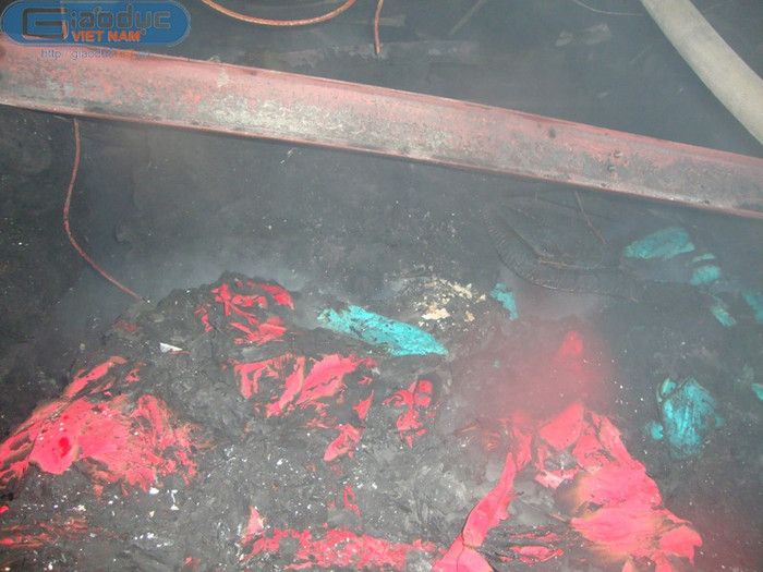 Tuy đã xịt nước nhưng đống vải vẫn bốc khói âm ỉ. Tuy đã xịt nước nhưng đống vải vẫn bốc khói âm ỉ.