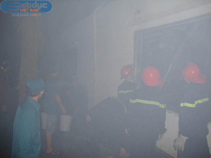 Lực lượng chữa cháy làm việc trong khói và mùi khét lẹt của vải. Lực lượng chữa cháy làm việc trong khói và mùi khét lẹt của vải.