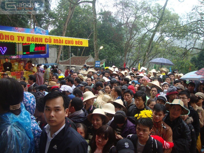 Vẻ sốt ruột hiện rõ trên gương mặt từng người khi rất khó để nhích được bước chân trong hành trình trẩy hội chùa Hương của mình. Vẻ sốt ruột hiện rõ trên gương mặt từng người khi rất khó để nhích được bước chân trong hành trình trẩy hội chùa Hương của mình.