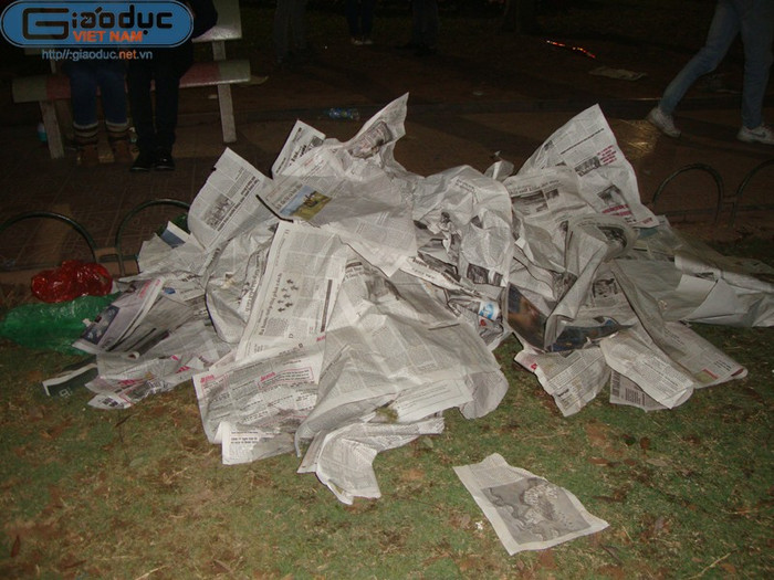 Một số người ý thức hơn, họ gom báo thành từng đống. Một trang báo có giá 5 nghìn đồng.