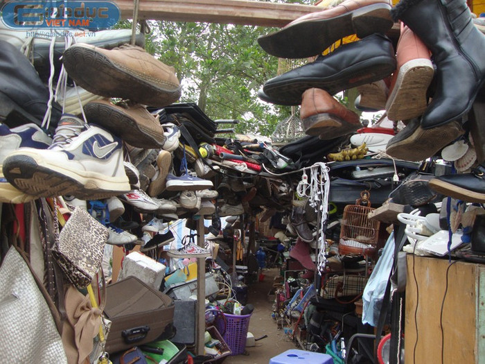 Giầy dép chiếm số lượng lớn trong cửa hàng, toàn bộ là hàng 'sida'.