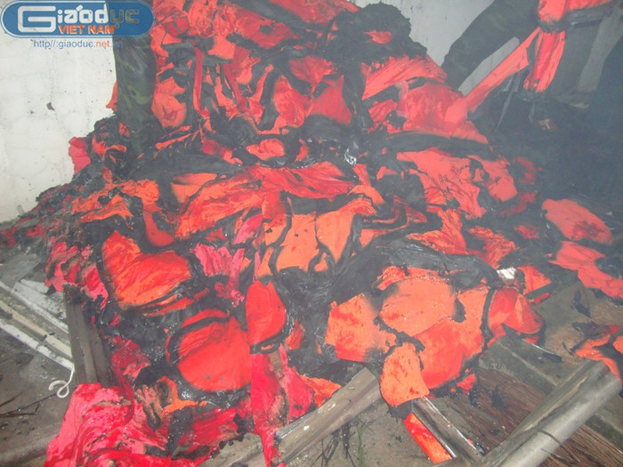 Hàng đống vải đang trong tình trạng cháy dở. Hàng đống vải đang trong tình trạng cháy dở.