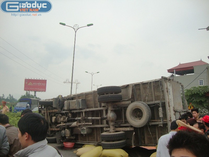 Chiếc xe tải nằm ngang đường, gây ách tắc giao thông.