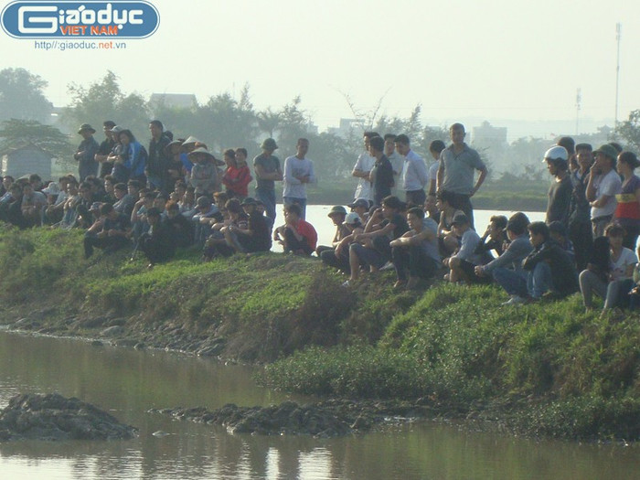 Rất đông người dân hiếu kỳ đã đến để xem xác chết nằm dưới mương nước. Rất đông người dân hiếu kỳ đã đến để xem xác chết nằm dưới mương nước.